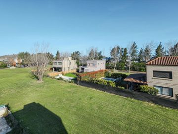 Casa de 4 dormitorios con jardín y pileta, Los Pasos 1, Barrios Del Jockey