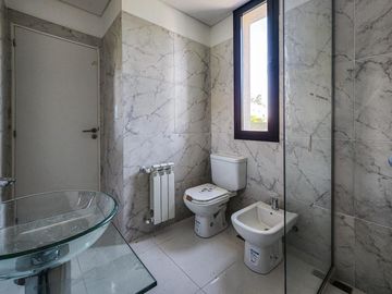 Casa de 4 dormitorios con jardín y pileta, Los Pasos 1, Barrios Del Jockey