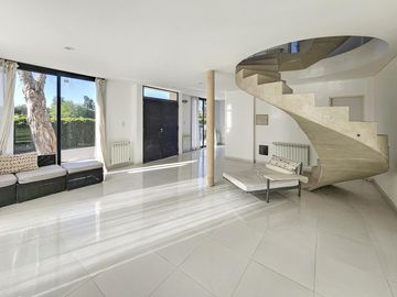 Casa de 4 dormitorios con jardín y pileta, Los Pasos 1, Barrios Del Jockey