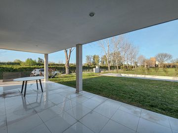 Casa de 4 dormitorios con jardín y pileta, Los Pasos 1, Barrios Del Jockey