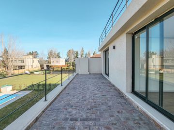 Casa de 4 dormitorios con jardín y pileta, Los Pasos 1, Barrios Del Jockey