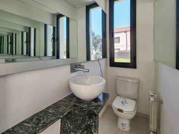 Casa de 4 dormitorios con jardín y pileta, Los Pasos 1, Barrios Del Jockey