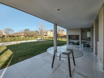 Casa de 4 dormitorios con jardín y pileta, Los Pasos 1, Barrios Del Jockey