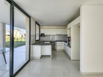 Casa de 4 dormitorios con jardín y pileta, Los Pasos 1, Barrios Del Jockey