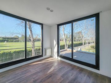 Casa de 4 dormitorios con jardín y pileta, Los Pasos 1, Barrios Del Jockey