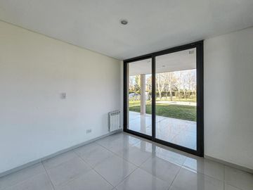 Casa de 4 dormitorios con jardín y pileta, Los Pasos 1, Barrios Del Jockey