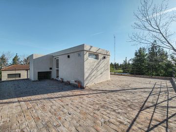 Casa de 4 dormitorios con jardín y pileta, Los Pasos 1, Barrios Del Jockey