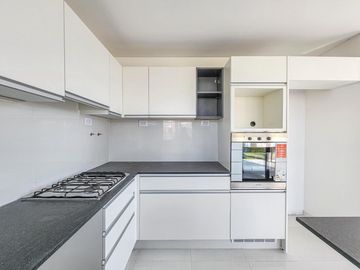 Casa de 4 dormitorios con jardín y pileta, Los Pasos 1, Barrios Del Jockey