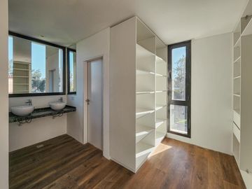 Casa de 4 dormitorios con jardín y pileta, Los Pasos 1, Barrios Del Jockey