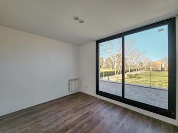 Casa de 4 dormitorios con jardín y pileta, Los Pasos 1, Barrios Del Jockey