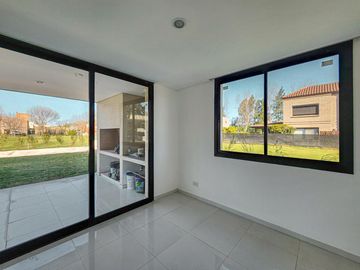 Casa de 4 dormitorios con jardín y pileta, Los Pasos 1, Barrios Del Jockey