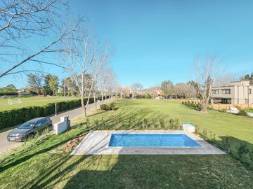 Casa de 4 dormitorios con jardín y pileta, Los Pasos 1, Barrios Del Jockey