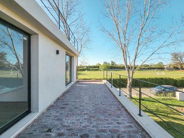 Casa de 4 dormitorios con jardín y pileta, Los Pasos 1, Barrios Del Jockey