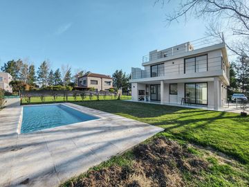Casa de 4 dormitorios con jardín y pileta, Los Pasos 1, Barrios Del Jockey