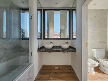 Casa de 4 dormitorios con jardín y pileta, Los Pasos 1, Barrios Del Jockey