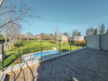 Casa de 4 dormitorios con jardín y pileta, Los Pasos 1, Barrios Del Jockey