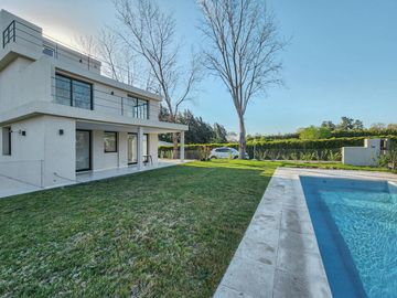 Casa de 4 dormitorios con jardín y pileta, Los Pasos 1, Barrios Del Jockey