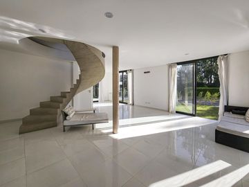 Casa de 4 dormitorios con jardín y pileta, Los Pasos 1, Barrios Del Jockey