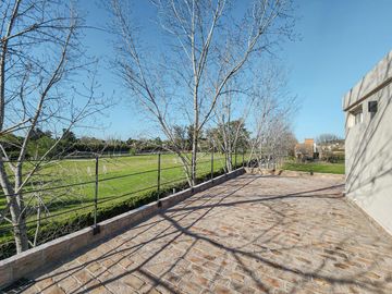 Casa de 4 dormitorios con jardín y pileta, Los Pasos 1, Barrios Del Jockey