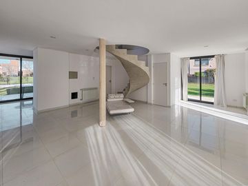 Casa de 4 dormitorios con jardín y pileta, Los Pasos 1, Barrios Del Jockey