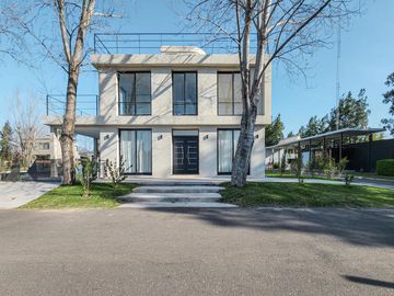 Casa de 4 dormitorios con jardín y pileta, Los Pasos 1, Barrios Del Jockey