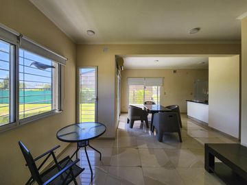 Casa de 2 dormitorios con 2 baños, pileta y galería