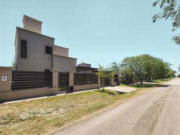 Casa de 2 dormitorios con 2 baños, pileta y galería