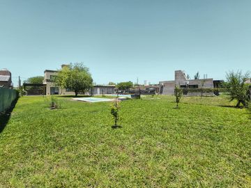 Casa de 2 dormitorios con 2 baños, pileta y galería