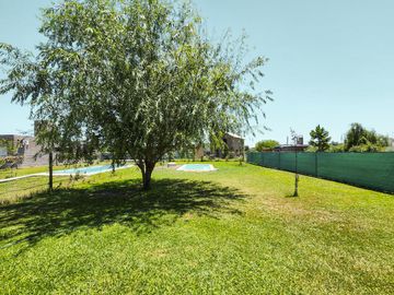 Casa de 2 dormitorios con 2 baños, pileta y galería