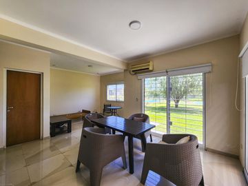 Casa de 2 dormitorios con 2 baños, pileta y galería