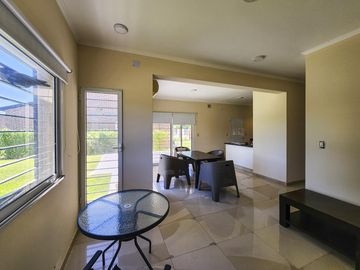 Casa de 2 dormitorios con 2 baños, pileta y galería