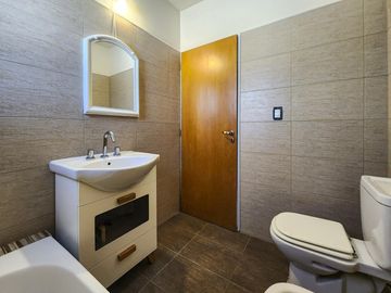 Casa de 2 dormitorios con 2 baños, pileta y galería