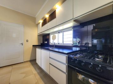 Casa de 2 dormitorios con 2 baños, pileta y galería