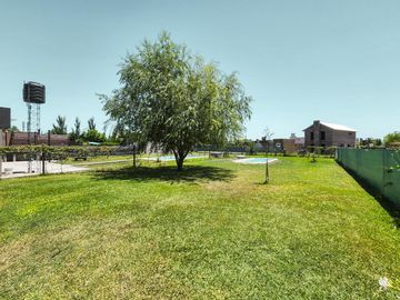 Casa de 2 dormitorios con 2 baños, pileta y galería