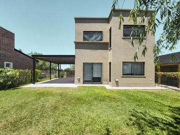 Casa de 2 dormitorios con 2 baños, pileta y galería