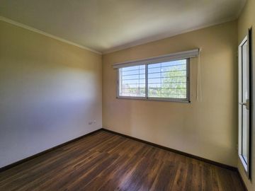 Casa de 2 dormitorios con 2 baños, pileta y galería