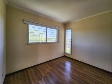 Casa de 2 dormitorios con 2 baños, pileta y galería