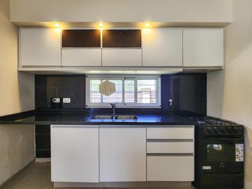 Casa de 2 dormitorios con 2 baños, pileta y galería