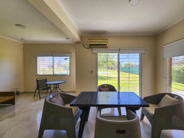 Casa de 2 dormitorios con 2 baños, pileta y galería