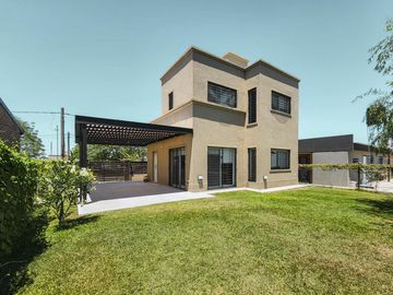 Casa de 2 dormitorios con 2 baños, pileta y galería