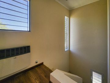 Casa de 2 dormitorios con 2 baños, pileta y galería