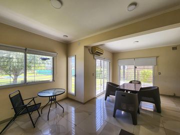 Casa de 2 dormitorios con 2 baños, pileta y galería