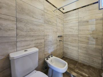 Casa de 2 dormitorios con 2 baños, pileta y galería