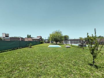 Casa de 2 dormitorios con 2 baños, pileta y galería