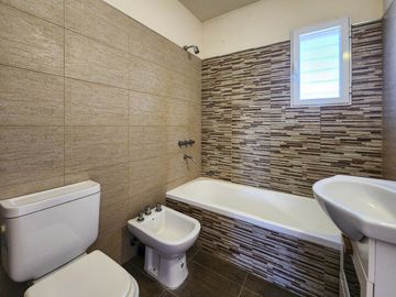 Casa de 2 dormitorios con 2 baños, pileta y galería