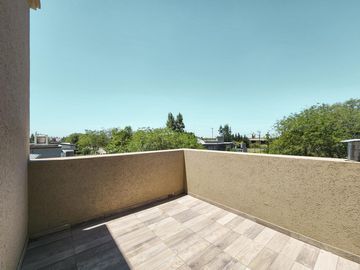 Casa de 2 dormitorios con 2 baños, pileta y galería