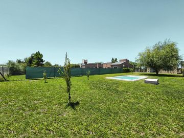 Casa de 2 dormitorios con 2 baños, pileta y galería