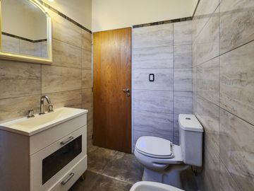 Casa de 2 dormitorios con 2 baños, pileta y galería