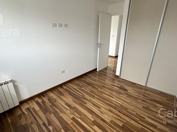 Venta de departamento de tres dormitorios con cochera