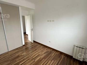 Venta de departamento de tres dormitorios con cochera